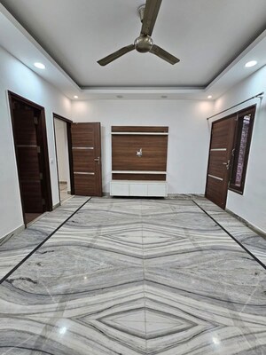 Room in 3 BHK Builder Floor at Dlf Cyber City – for Rent