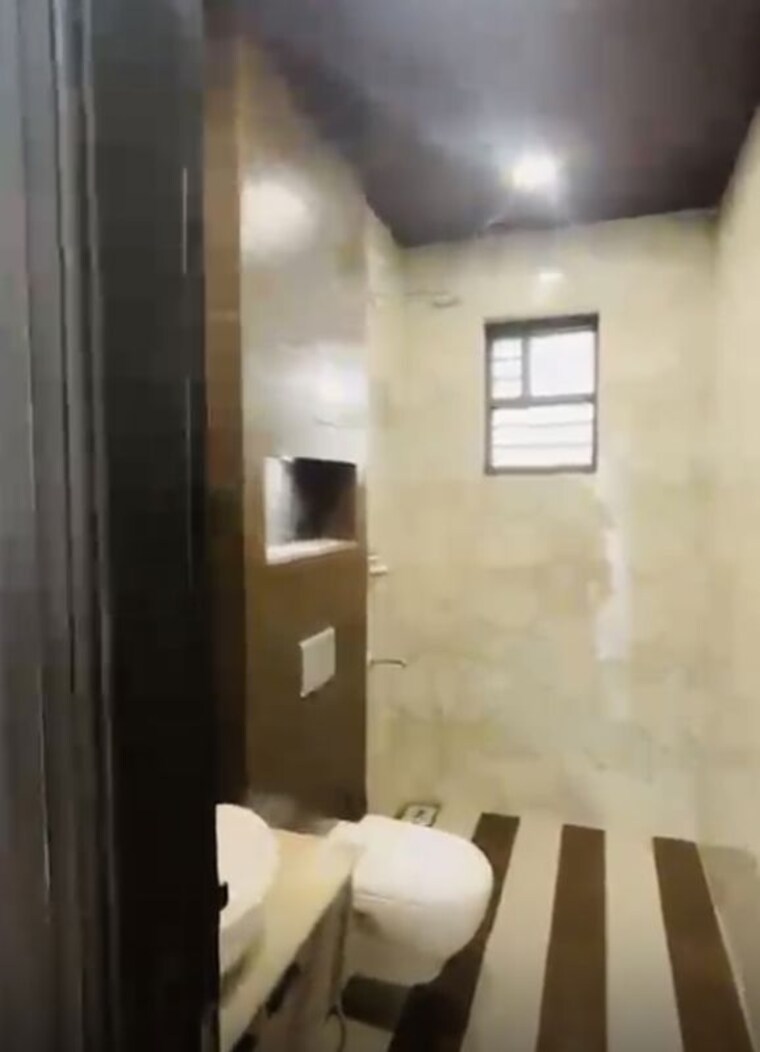 Bathroom, bptp-district-faridabad 3 Bedroom 1276 Sq.Ft. Builder Floor In Sector 81 Faridabad 10412063