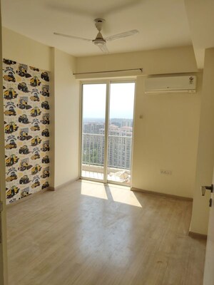Room in 3 BHK Apartment at DLF Regal Gardens, Sector 90 – for Rent