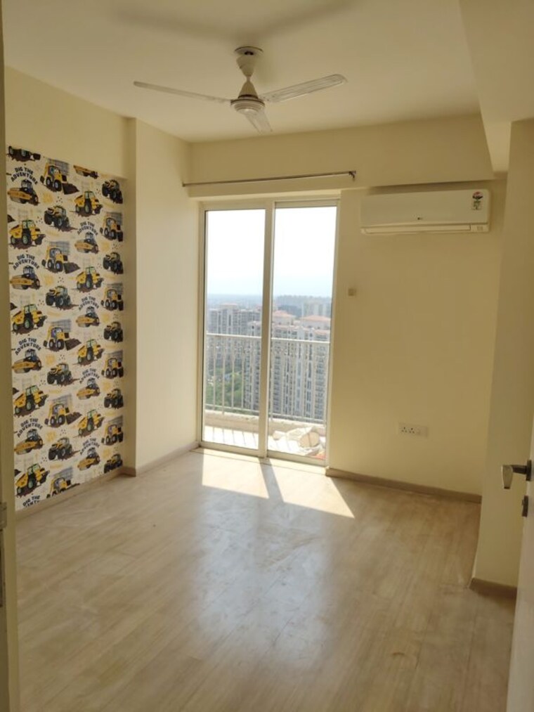 Room, dlf-regal-gardens 3 Bedroom 1750 Sq.Ft. Apartment In Sector 90 Gurgaon 10412064