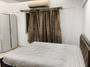 Bedroom in 2 BHK Apartment at Swiss Corner, Andheri West – for Rent