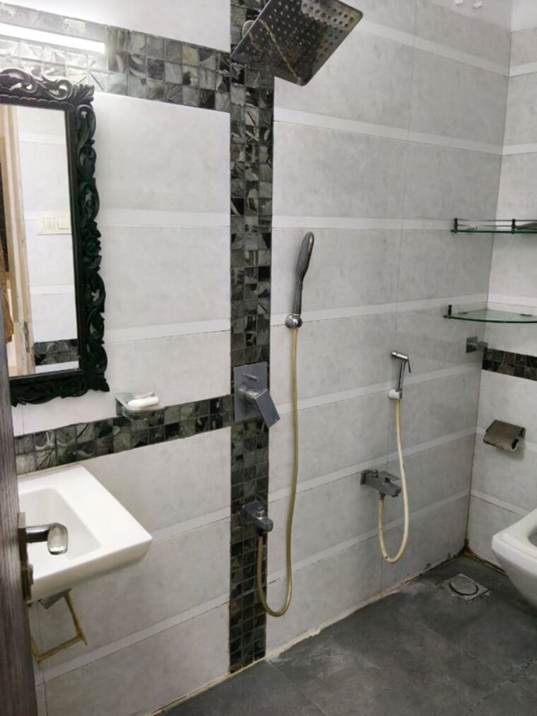 Bathroom, swiss-corner 2 Bedroom 700 Sq.Ft. Apartment In Andheri West Mumbai 10412104