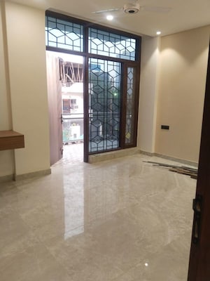 Room in 1 RK Apartment at Sushant Lok I – for Rent