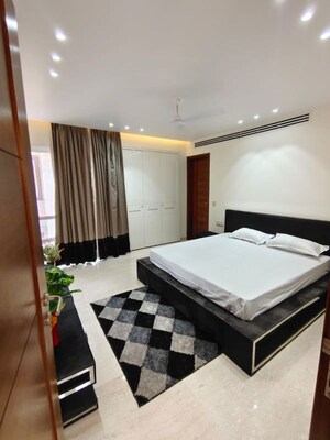 Team Area in 4 BHK Builder Floor at Hauz Khas Enclave – for Rent