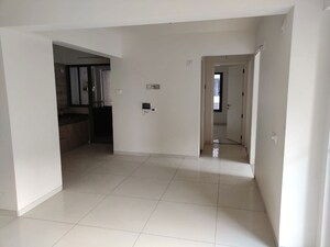 Room in 3 BHK Apartment at Vastrapur – for Rent