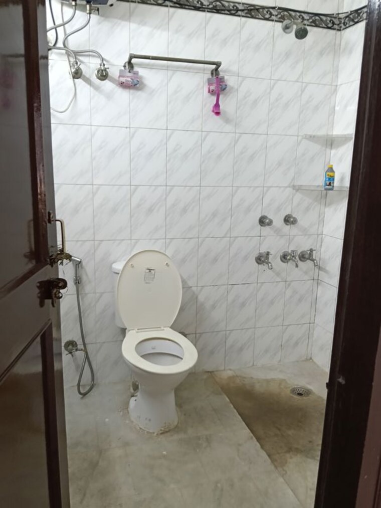 Bathroom, sector 23 2.5 Bedroom 1350 Sq.Ft. Villa In Sector 23 Gurgaon 10412287