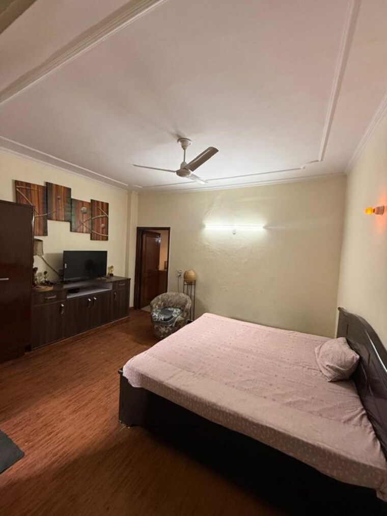 Bedroom, kalkaji 2 Bedroom 100 Sq.Yd. Builder Floor In Kalkaji Delhi 10412473