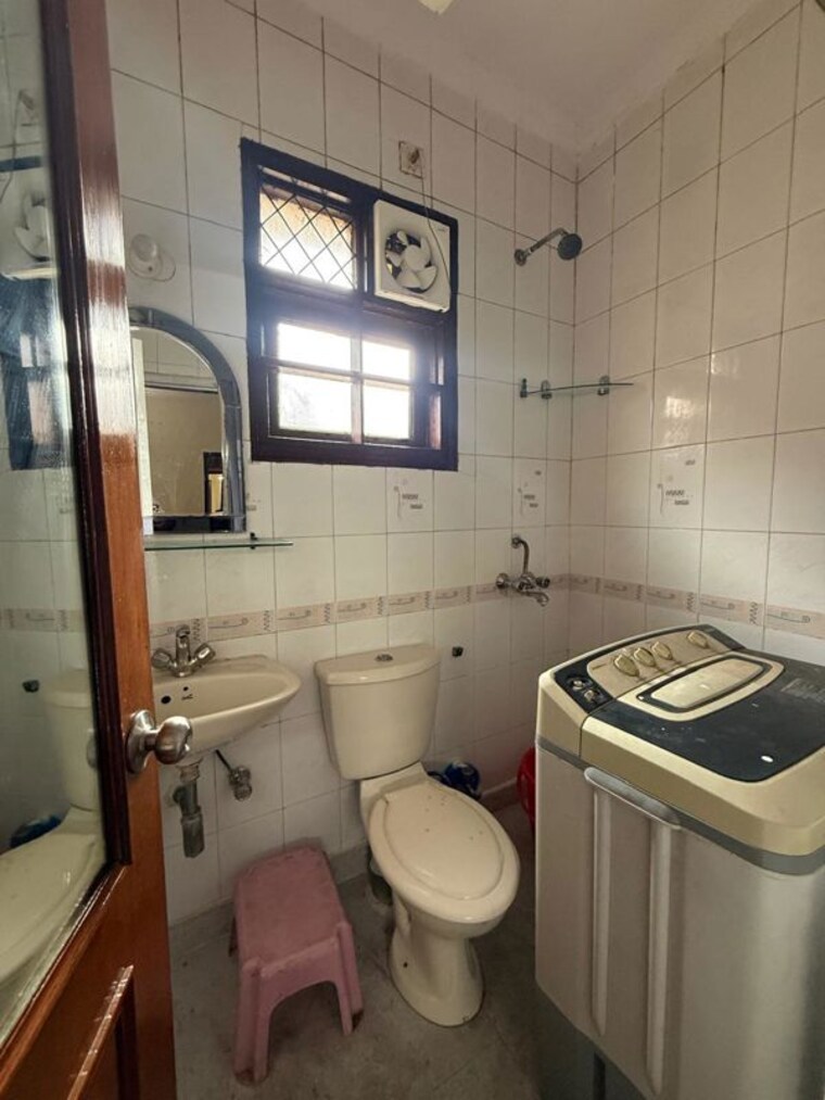 Bathroom, kalkaji 2 Bedroom 100 Sq.Yd. Builder Floor In Kalkaji Delhi 10412473