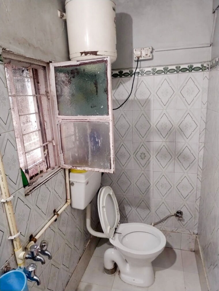 Bathroom, rohini sector 5 2.5 Bedroom 800 Sq.Ft. Builder Floor In Rohini Sector 5 Delhi 10412498