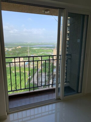 Room in 2 BHK Apartment at Kalpataru Paramount A, Kapur Bawdi – for Rent