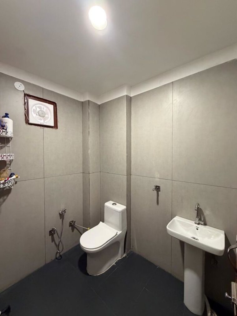 Bathroom, dwarka mor 4 Bedroom 1050 Sq.Ft. Builder Floor In Dwarka Mor Delhi 10412640