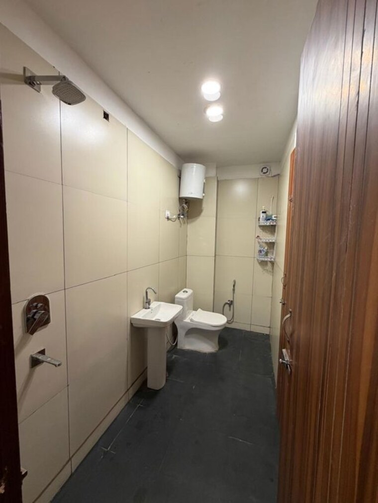 Bathroom, dwarka mor 4 Bedroom 1050 Sq.Ft. Builder Floor In Dwarka Mor Delhi 10412640