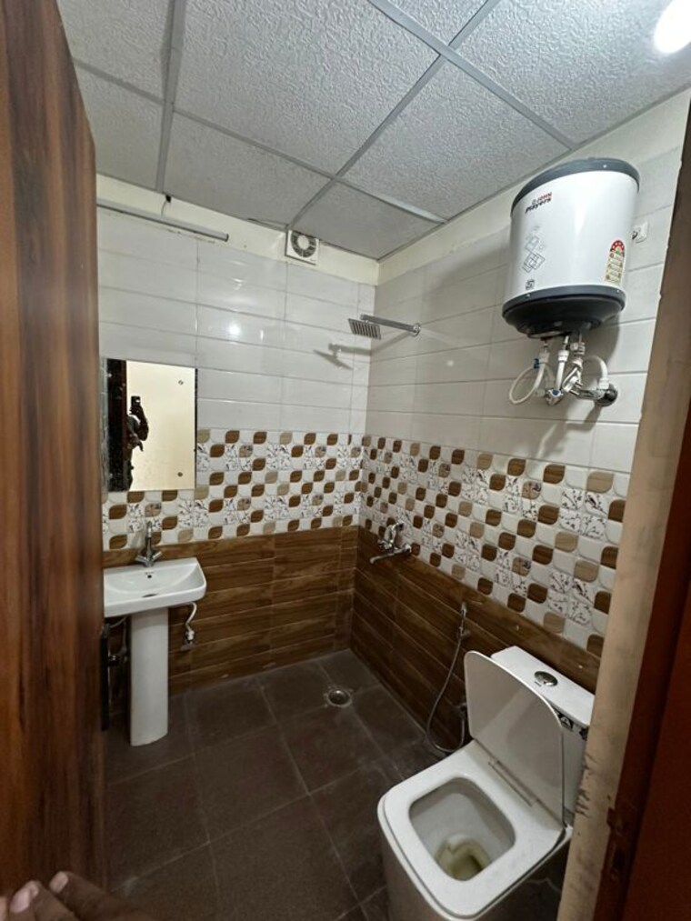 Attached Bathroom, sushant lok i 1 RK 250 Sq.Ft. Builder Floor In Sushant Lok I Gurgaon 10412651