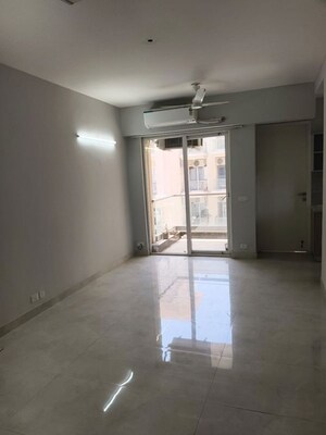 Room in 2.5 BHK Builder Floor at Smart World Orchard, Sector 61 – for Rent