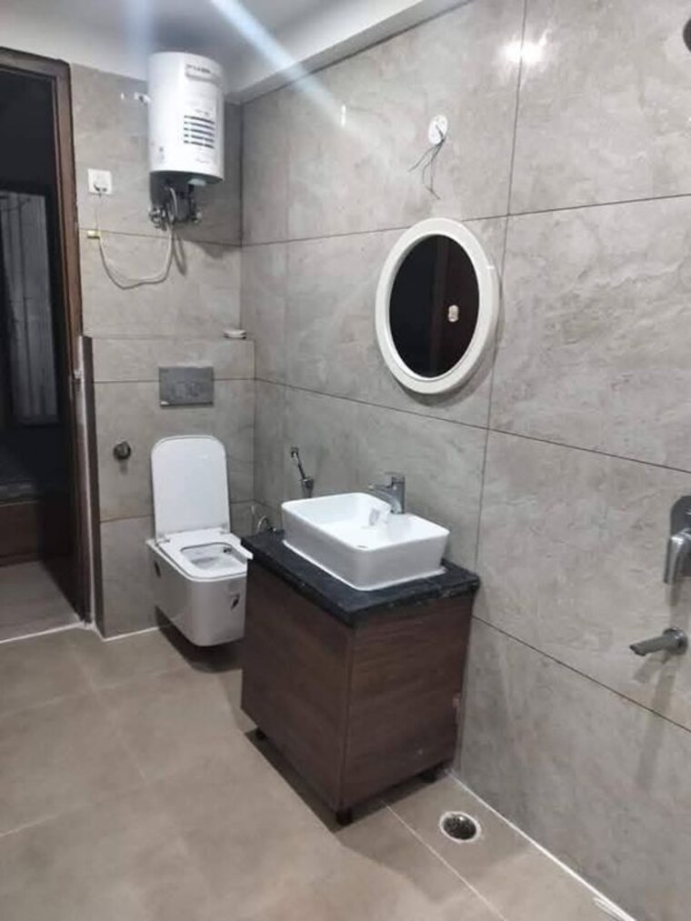 Bathroom, smart-world-orchard 2.5 Bedroom 1200 Sq.Ft. Builder Floor In Sector 61 Gurgaon 10412722