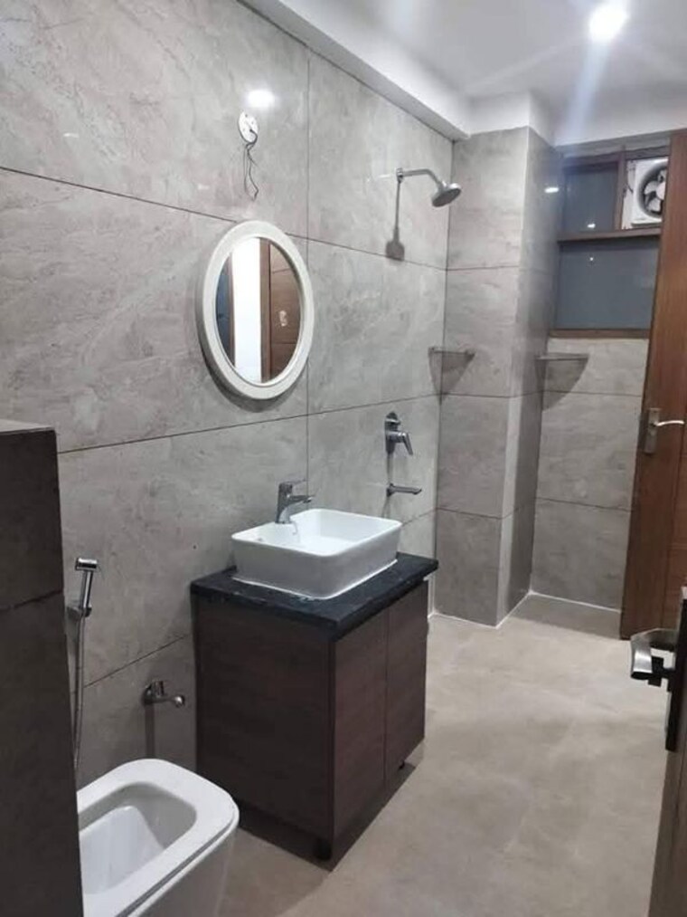 Bathroom, smart-world-orchard 2.5 Bedroom 1200 Sq.Ft. Builder Floor In Sector 61 Gurgaon 10412722