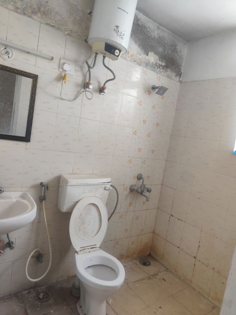 Bathroom, shree-vardhman-mantra 2 Bedroom 800 Sq.Ft. Apartment In Sector 67 Gurgaon 10412743