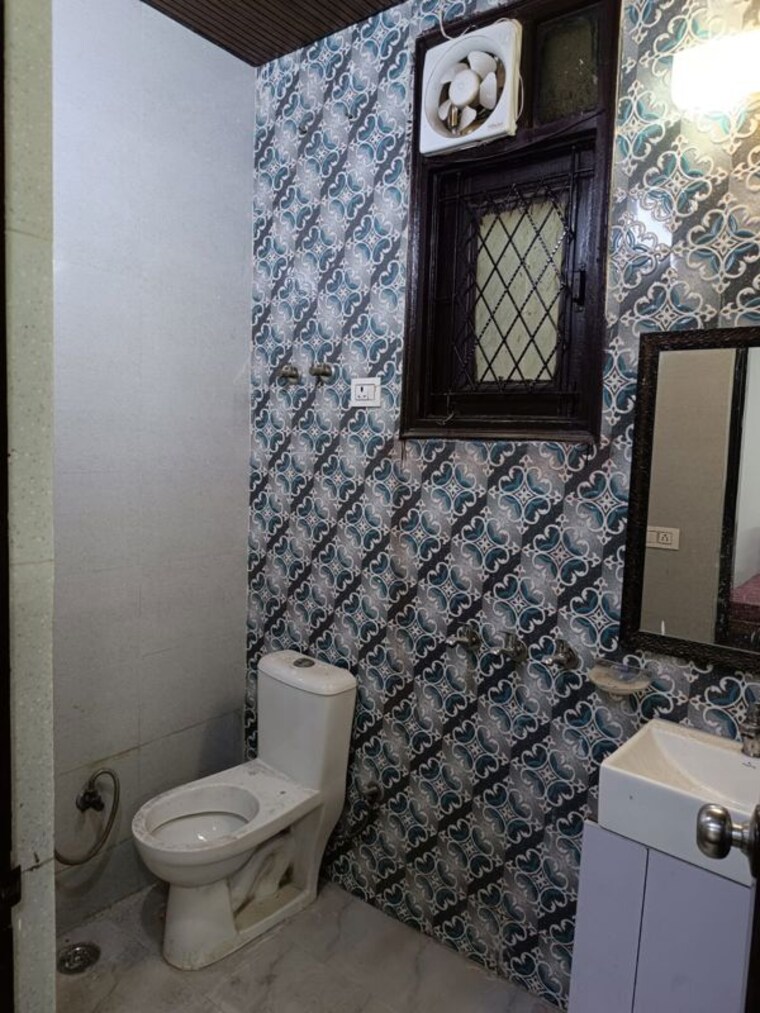 Bathroom, lajpat nagar ii 2 Bedroom 900 Sq.Ft. Builder Floor In Lajpat Nagar ii Delhi 10412784