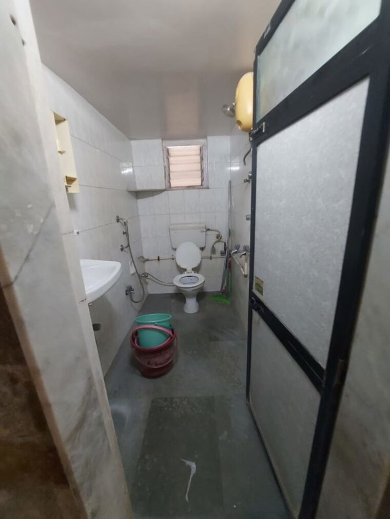 Bathroom, mahim 2 Bedroom 600 Sq.Ft. Apartment In Mahim Mumbai 10412826