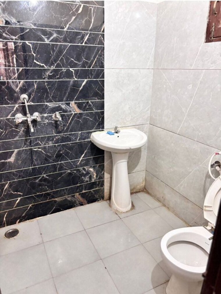 Bathroom, kharar road 1 Bedroom 550 Sq.Ft. Apartment In Kharar Road Mohali 10412848