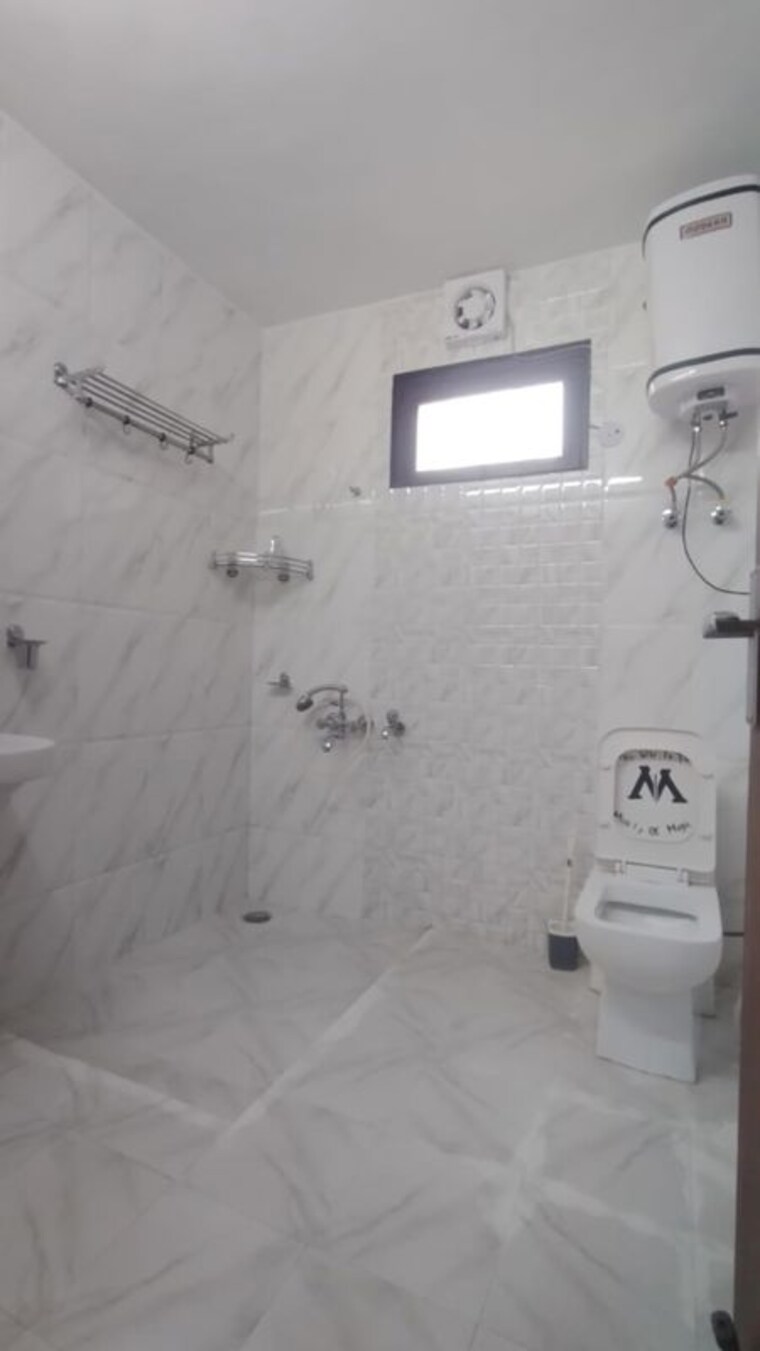 Bathroom, safdarjung development area 2 Bedroom 1250 Sq.Ft. Apartment In Safdarjung Development Area Delhi 10412933
