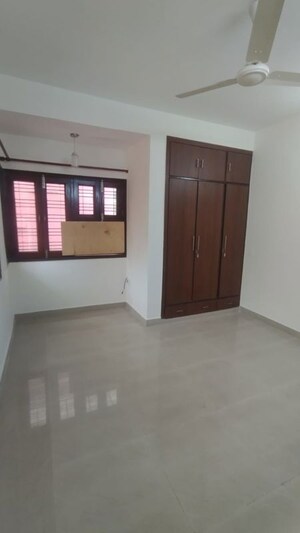 Room in 2 BHK Apartment at Safdarjung Development Area – for Rent