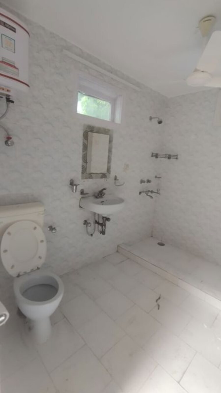 Bathroom, safdarjung development area 2 Bedroom 1250 Sq.Ft. Apartment In Safdarjung Development Area Delhi 10412933