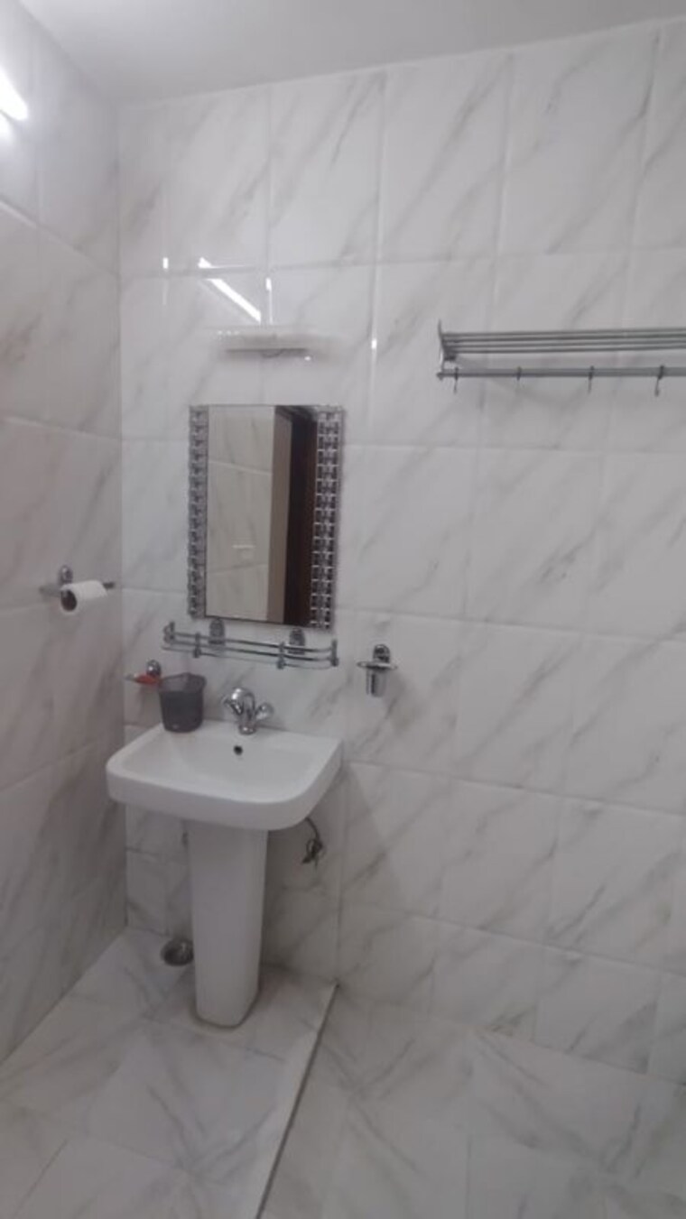 Bathroom, safdarjung development area 2 Bedroom 1250 Sq.Ft. Apartment In Safdarjung Development Area Delhi 10412933