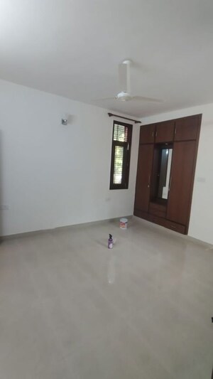 Room in 2 BHK Apartment at Safdarjung Development Area – for Rent