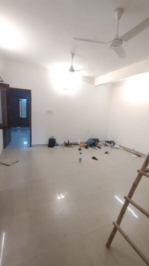 Room in 2 BHK Apartment at Safdarjung Development Area – for Rent