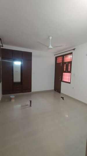 Room in 2 BHK Apartment at Safdarjung Development Area – for Rent
