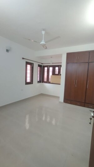 Room in 2 BHK Apartment at Safdarjung Development Area – for Rent