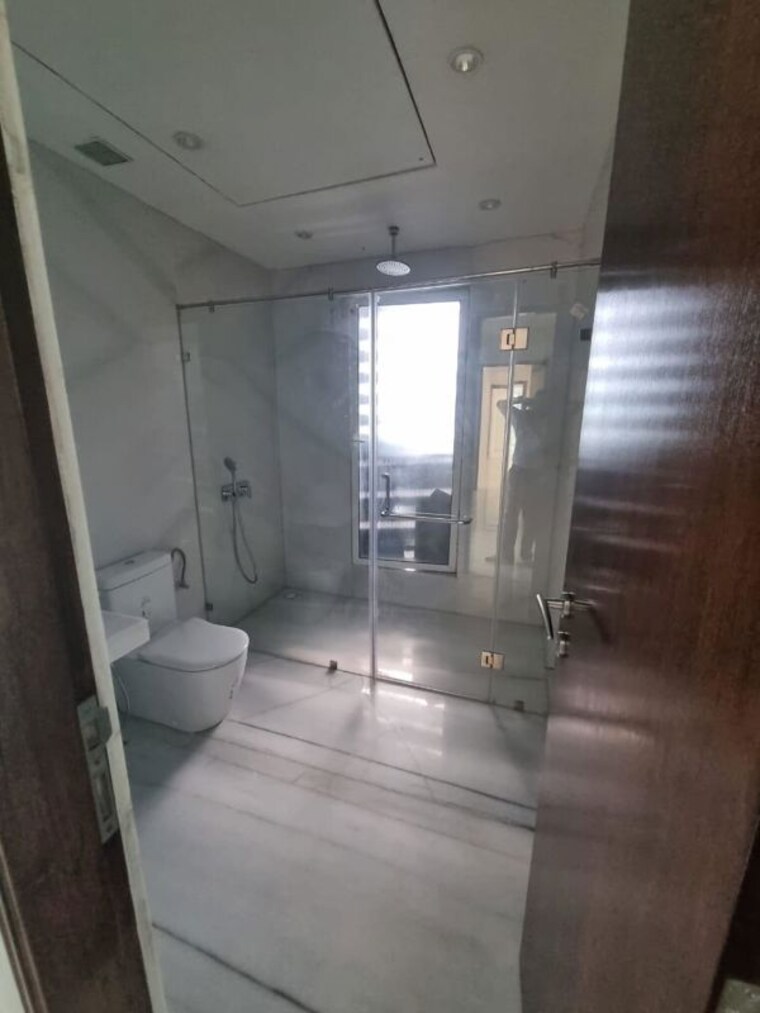 Attached Bathroom, indiabulls-blu 6 Bedroom 5560 Sq.Ft. Apartment In Worli Mumbai 10412930