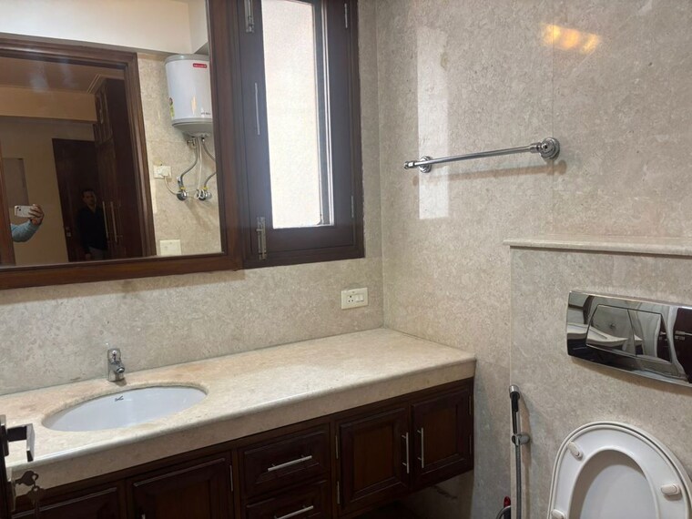 Attached Bathroom, defence colony 3 Bedroom 325 Sq.Yd. Builder Floor In Defence Colony Delhi 10412980