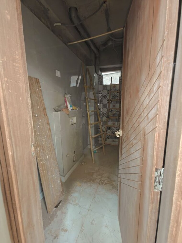 Attached Bathroom, sector 73 3 Bedroom 1450 Sq.Ft. Builder Floor In Sector 73 Noida 10412983