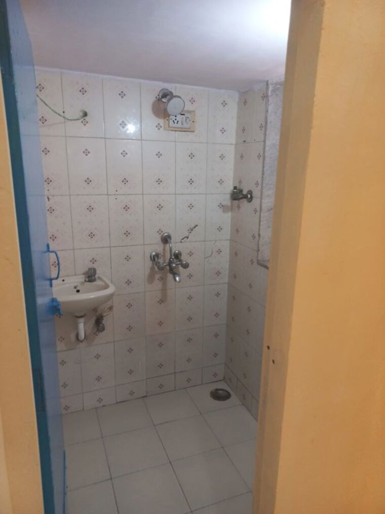Bathroom, chembur 1 Bedroom 300 Sq.Ft. Apartment In Chembur Mumbai 10412994