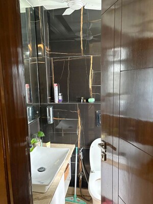 Furnished Amenities in 3 BHK Builder Floor at Chittaranjan Park – for Rent