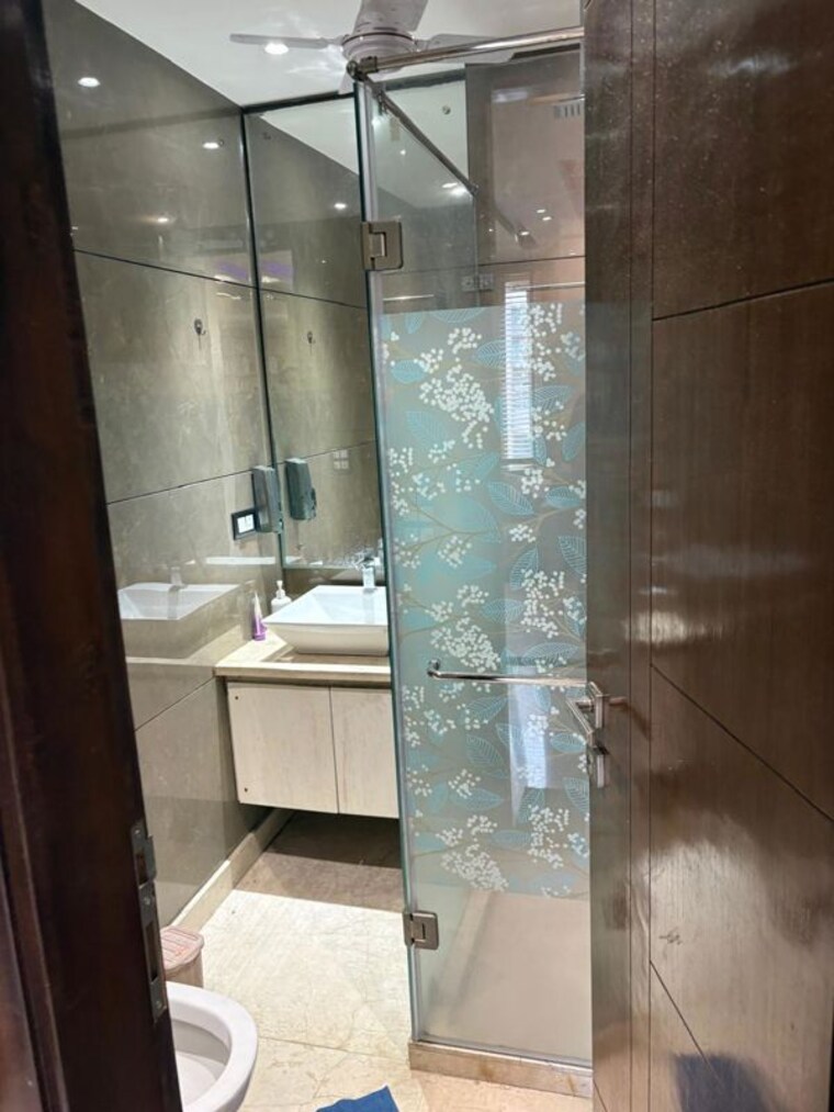 Bathroom, chittaranjan park 3 Bedroom 200 Sq.Yd. Builder Floor In Chittaranjan Park Delhi 10413014