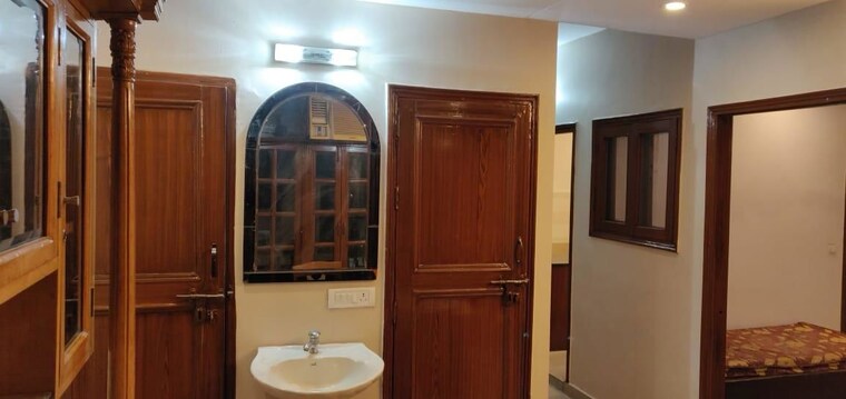 Attached Bathroom, sector 10a 1 Bedroom 160 Sq.Ft. Apartment In Sector 10a Gurgaon 10413033