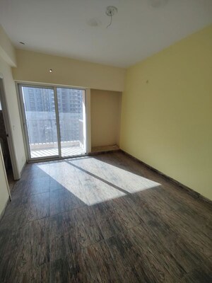 Room in 2.5 BHK Apartment at Panchsheel Greens, Sector 16 Greater Noida – for Sale