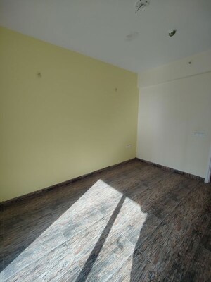 Room in 2.5 BHK Apartment at Panchsheel Greens, Sector 16 Greater Noida – for Sale