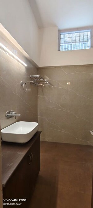 Furnished Amenities in 2.5 BHK Apartment at Defence Colony – for Rent