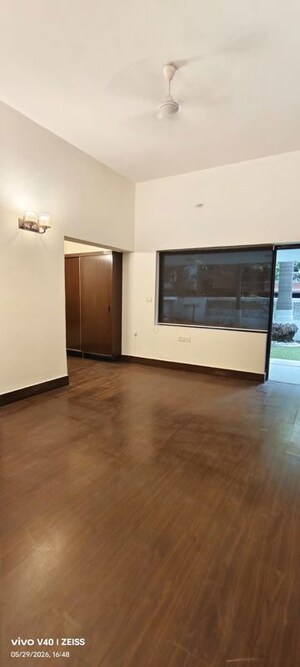 Room in 2.5 BHK Apartment at Defence Colony – for Rent