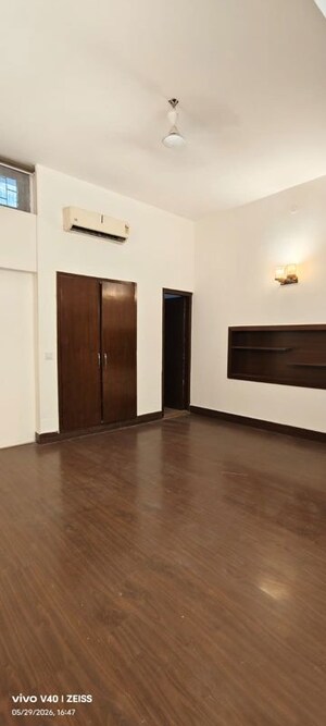 Room in 2.5 BHK Apartment at Defence Colony – for Rent