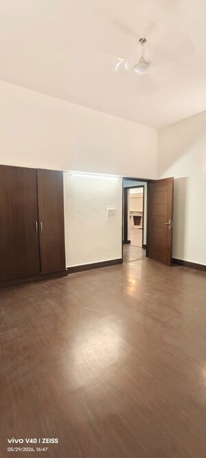 Room in 2.5 BHK Apartment at Defence Colony – for Rent