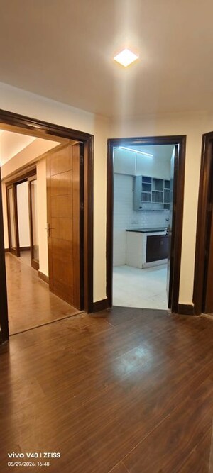 Room in 2.5 BHK Apartment at Defence Colony – for Rent