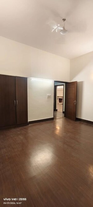 Room in 2.5 BHK Apartment at Defence Colony – for Rent