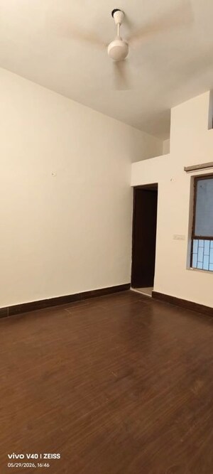 Room in 2.5 BHK Apartment at Defence Colony – for Rent