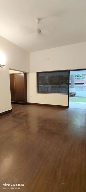 Room in 2.5 BHK Apartment at Defence Colony – for Rent