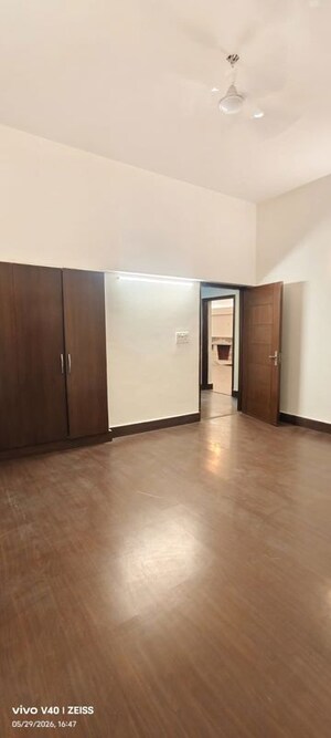 Room in 2.5 BHK Apartment at Defence Colony – for Rent
